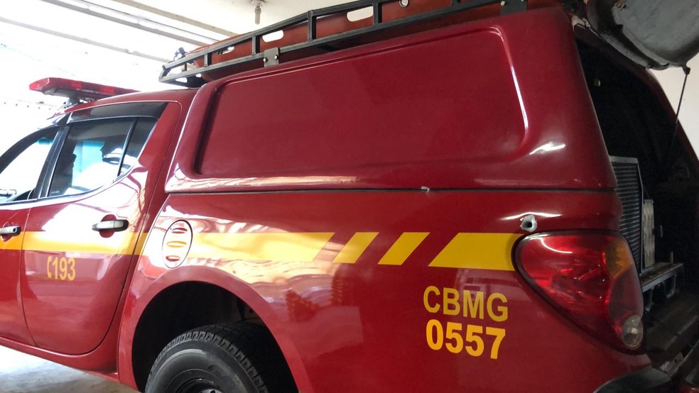 Viatura do Corpo de Bombeiros também foi atingida por disparos — Foto: Bruno Sousa/G1