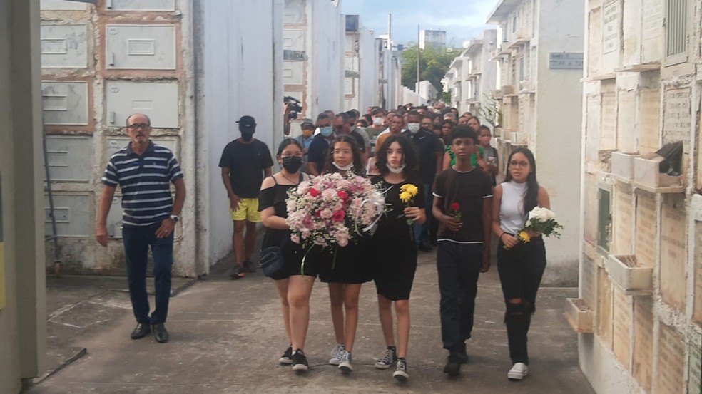 Corpo de adolescente de 15 anos morta durante assalto em Salvador é enterrado — Foto: Felipe Oliveira/TV Bahia