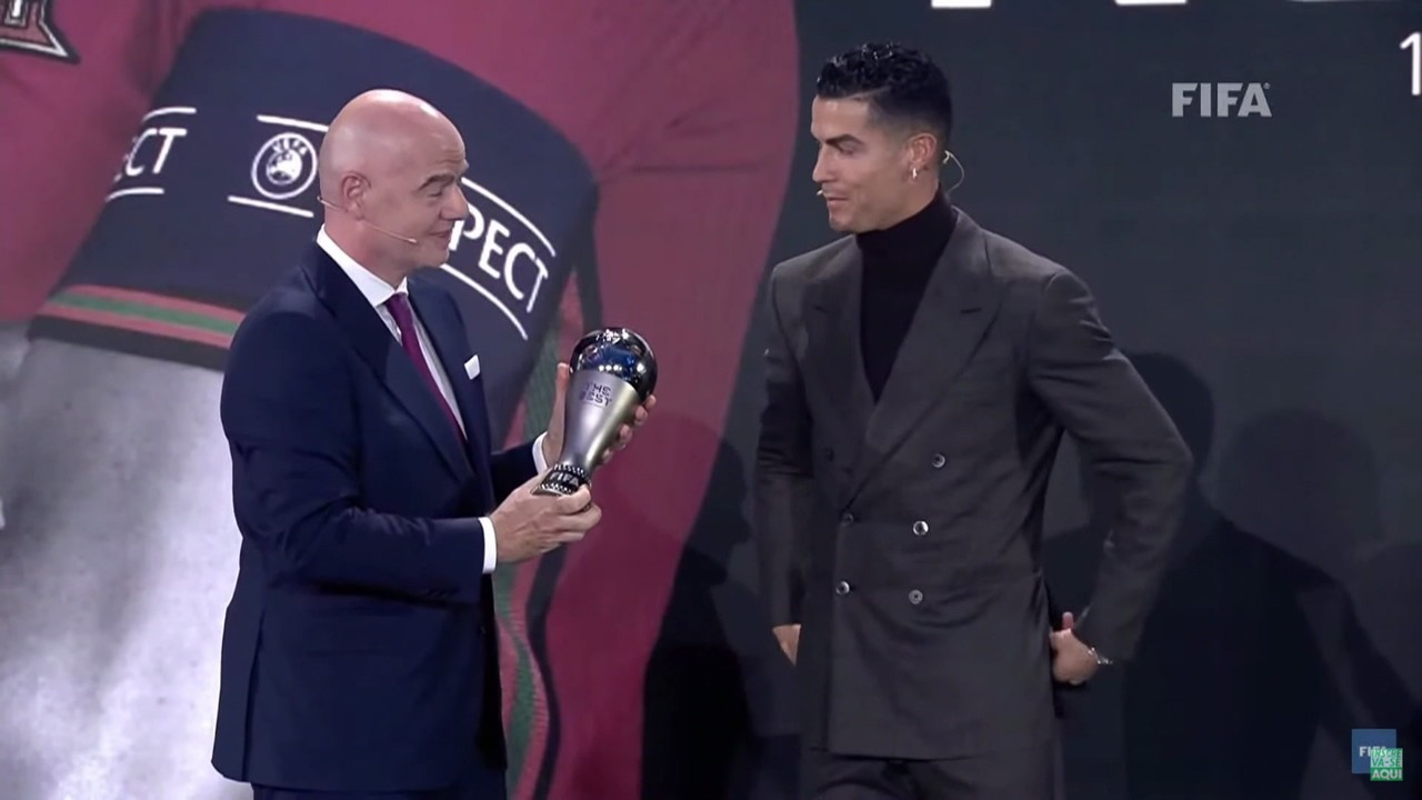 Cristiano Ronaldo ganha o prêmio especial masculino, por ser o maior goleador de Seleções do mundo
