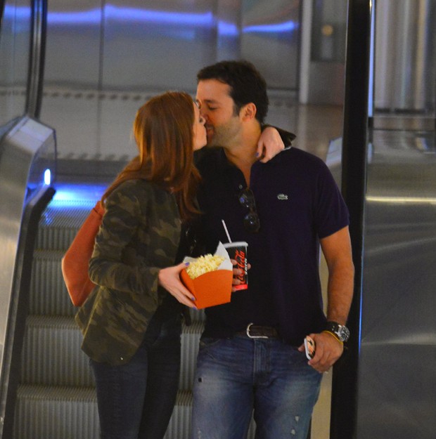 Marina Ruy Barbosa beija namorado enquanto come pipoca em ...