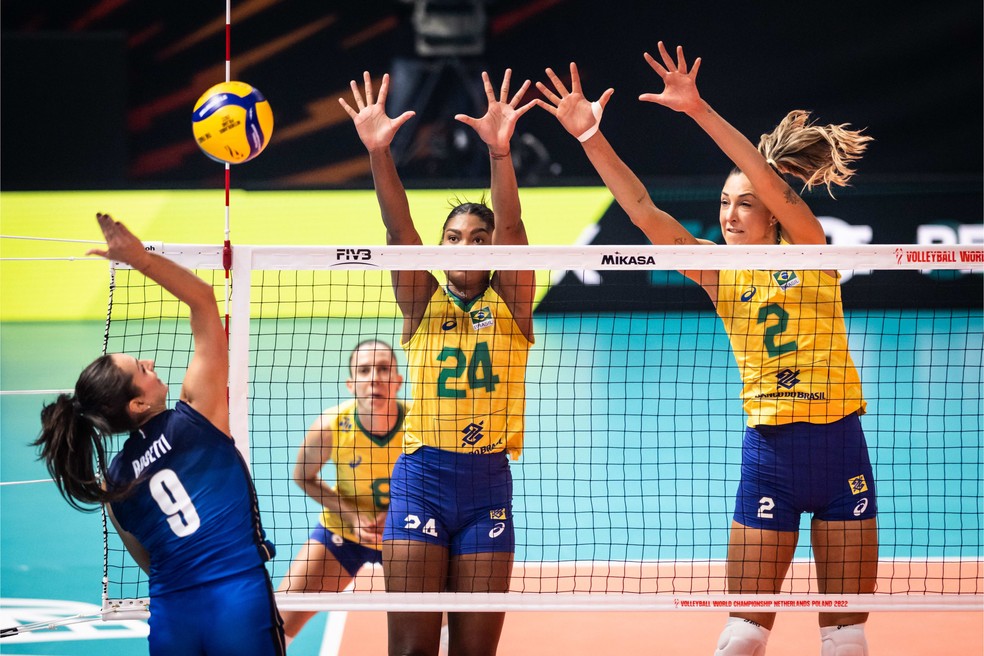 Lorenne e Carol Gattaz sobem para o bloqueio contra a Itália — Foto: Divulgação/FIVB