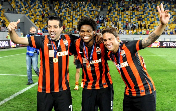 Ilsinho, Luiz Adriano e Marlos do Shakhtar campeão (Foto: Divulgação / Site Oficial do Shakhtar )