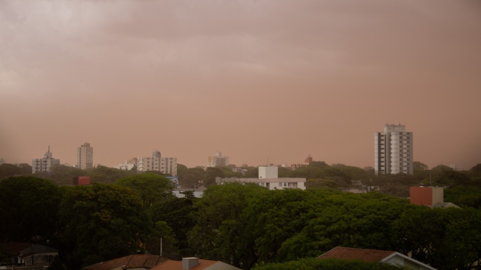 Tempestade de poeira atinge Maringá — Foto: Gustavo Miranda/colaboração