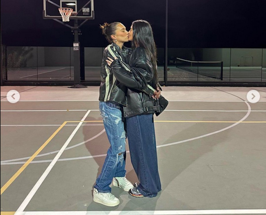 Kylie Jenner confunde fãs ao postar foto de beijo na boca com melhor amiga  no Valentine's Day | Celebridades | Monet
