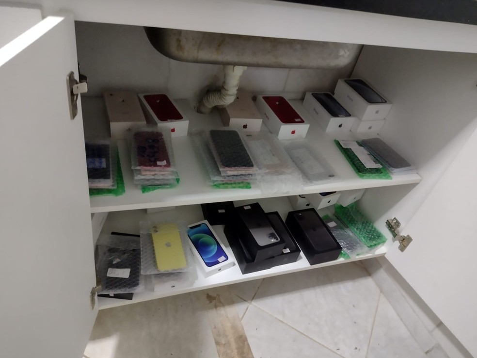Celulares apreendidos em loja que fazia venda sem nota fiscal — Foto: PC-RO/Divulgação