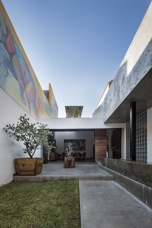 Casa de 365 m² no México é fluída e repleta de arte (Foto: Cesar Béjar)