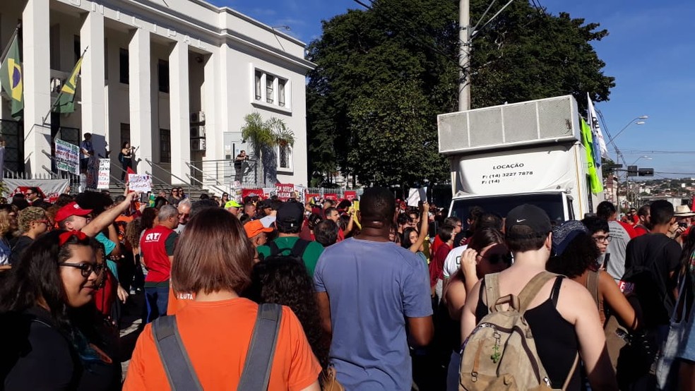 Manifestantes se concentram em frente a Câmara Municipal de Bauru por votla de 9h. Ato foi encerrado por volta de 12h. — Foto: Romeu Neto/Divulgação