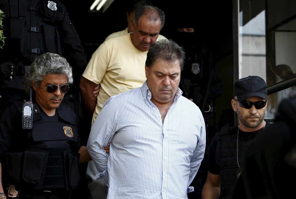 13/04/2016 - O ex-senador Gim Argello é escoltado pela Polícia Federal ao deixar o Instituto Médico Legal em Curitiba — Foto: Rodolfo Buhrer/Reuters