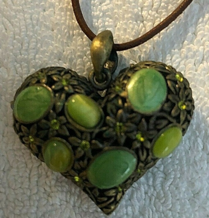 Colar de coração vendido como se fosse item pessoal de Sharon Tate - preço: US$ 2.498,50  (Foto: Ebay)