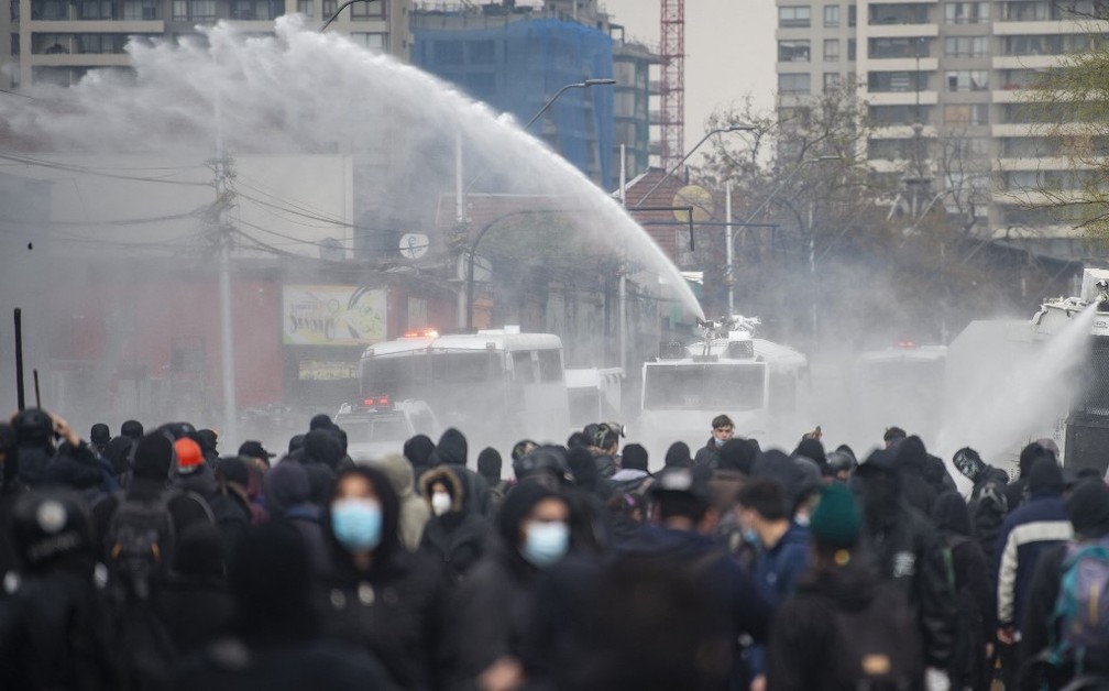 Polícia reprimiu manifestação em Santiago com jatos d'água — Foto: AFP/Martín Bernetti