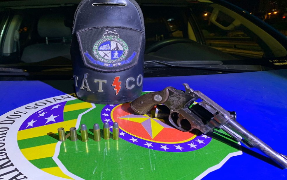 Arma apreendida pela PM após troca de tiros que terminou na morte de suspeito de roubo a farmácia em Goiânia — Foto: Reprodução/TV Anhanguera