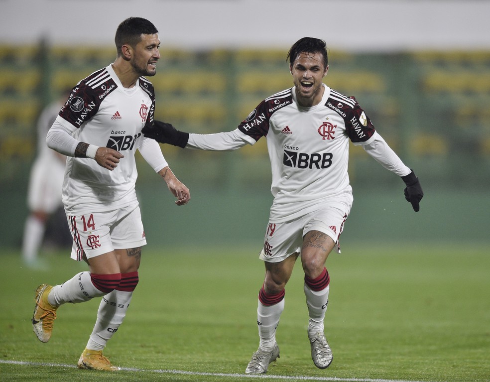 Michale comemora gol contra o Defensa y Justicia — Foto: REUTERS/Gustavo Garello