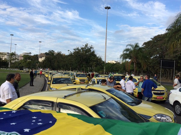 Taxistas concentrados no Aterro do Flamengo, no Rio (Foto: Henrique Coelho/G1)