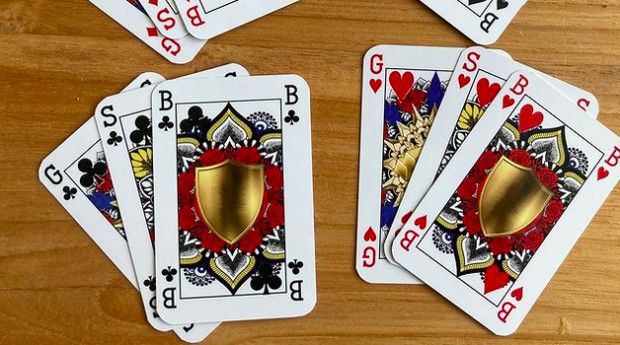 Nos baralhos da GSB Playing Cards, as cartas gold, silver e bronze substituem rei, rainha e valete (Foto: Reprodução/Instagram)