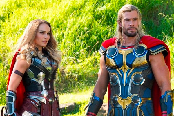 Natalie Portman and Chris Hemsworth in a scene from Thor: Love and Thunder (2022) (Photo: Disclosure)
