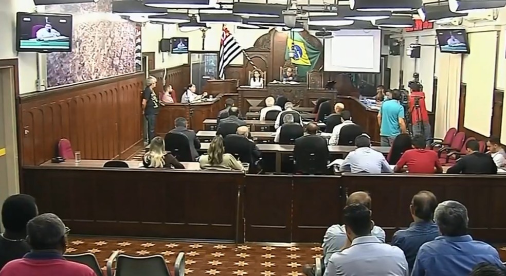 Vereadores entregam relatórios de CEIs que investigam irregularidades na Cohab e na construção da ETE — Foto: TV TEM/Reprodução