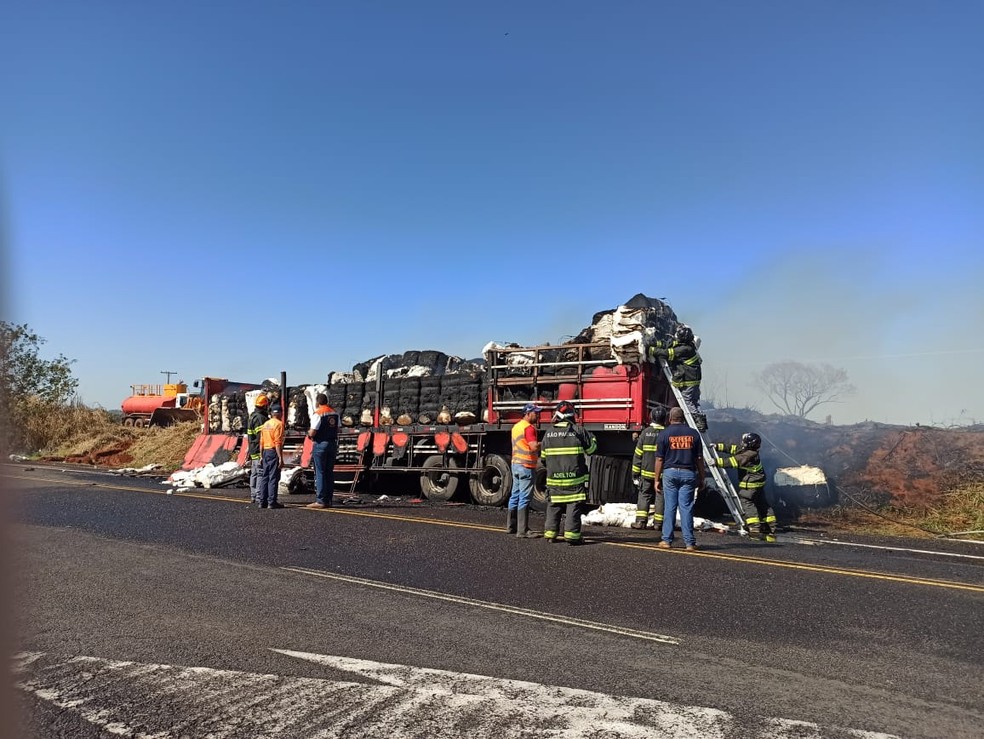 Carga de algodão transportada em carreta pegou fogo em Martinópolis — Foto: Defesa Civil 