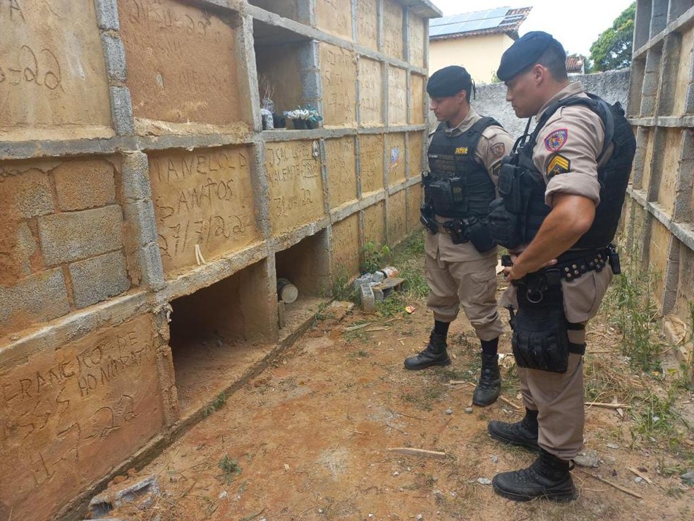 Mulher é encontrada em túmulo em Visconde do Rio Branco  — Foto: Polícia Militar/Divulgação