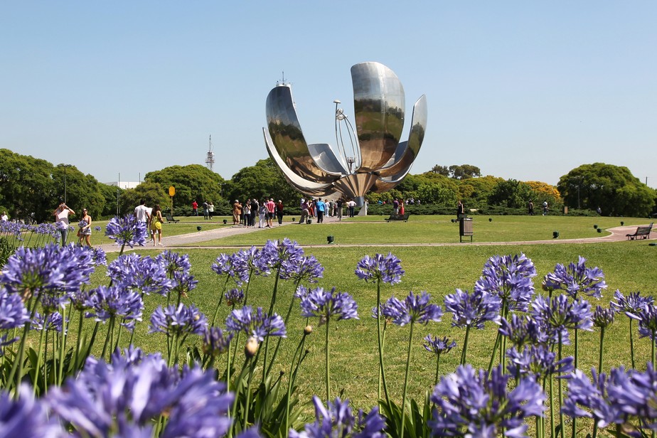 A escultura 'Floralis Generica', um ícone de Buenos Aires, na Argentina
