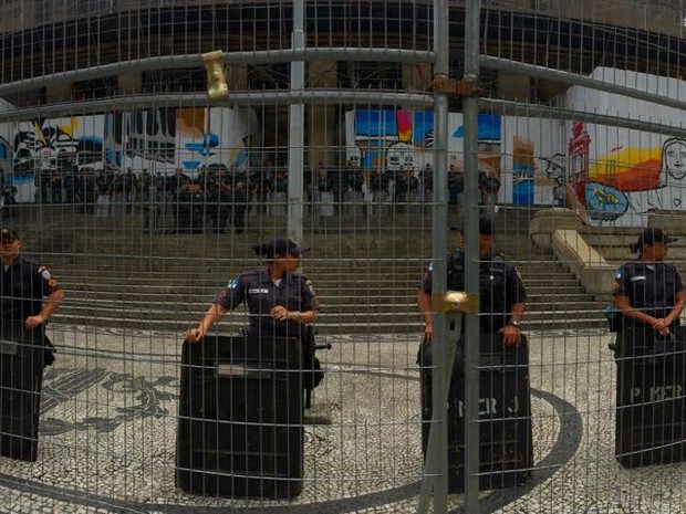 Polícia Militar reforça a segurança na Alerj na manhã desta quarta (16) (Foto: Gabriel Barreira / G1)