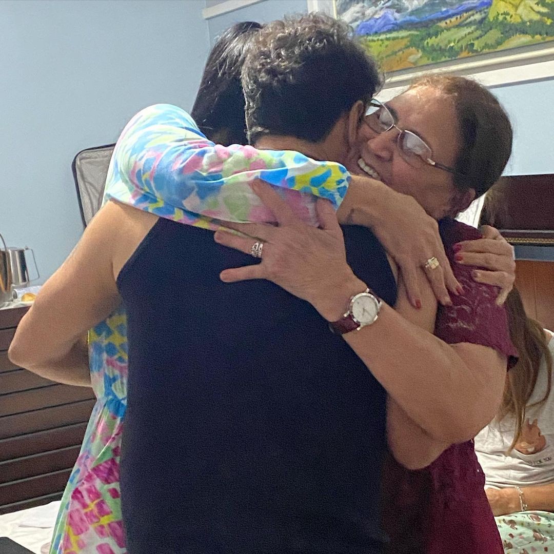 Graciele e Zezé abraçam Helena Camargo (Foto: Instagram/Reprodução)