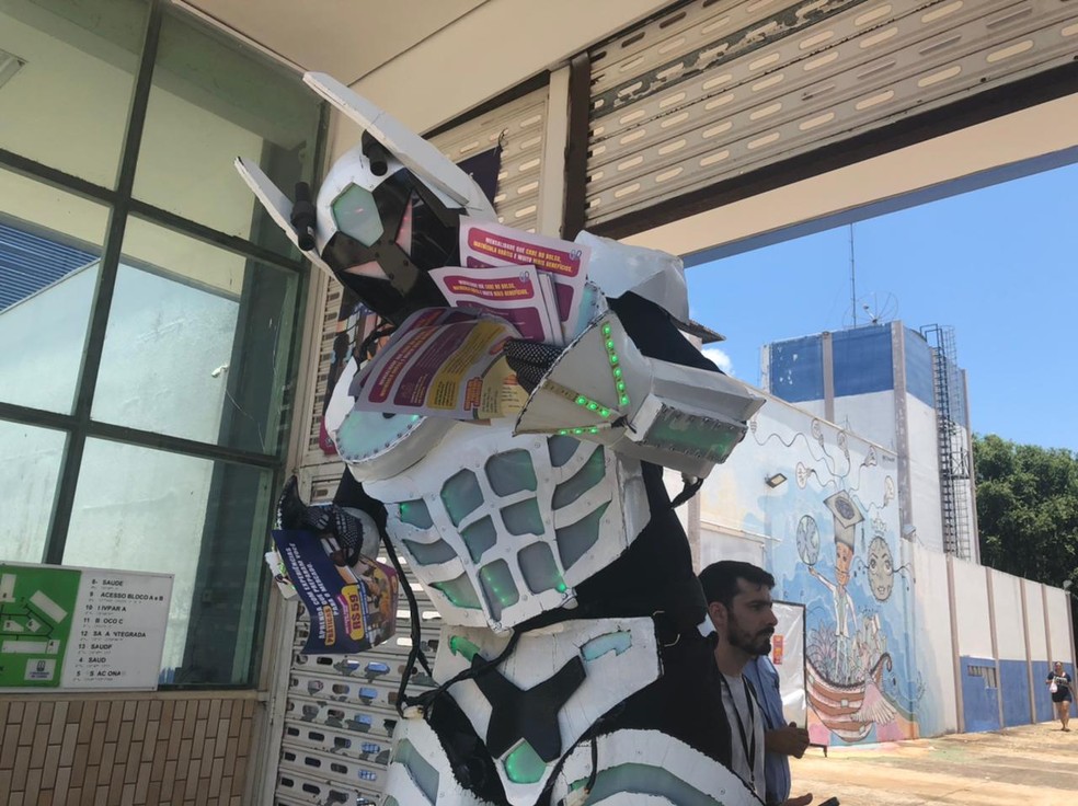 Local de prova contrata robô e caixa de som para animar candidatos que vão realizar a prova em Cuiabá — Foto: Rogério Júnior