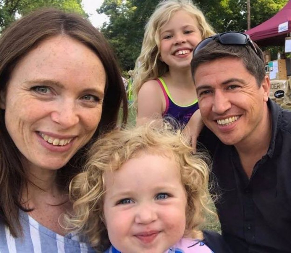 Iain com sua mulher e filhas — Foto: Arquivo pessoal via BBC