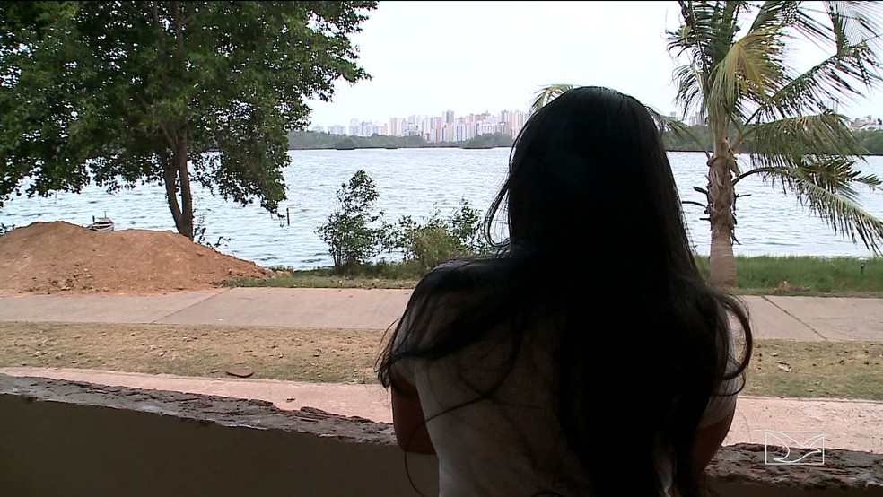 Analista financeira Rayame Silva mora ao lado da Lagoa da Jansen e diz se incomodar bastante com o fedor. — Foto: Reprodução/TV Mirante