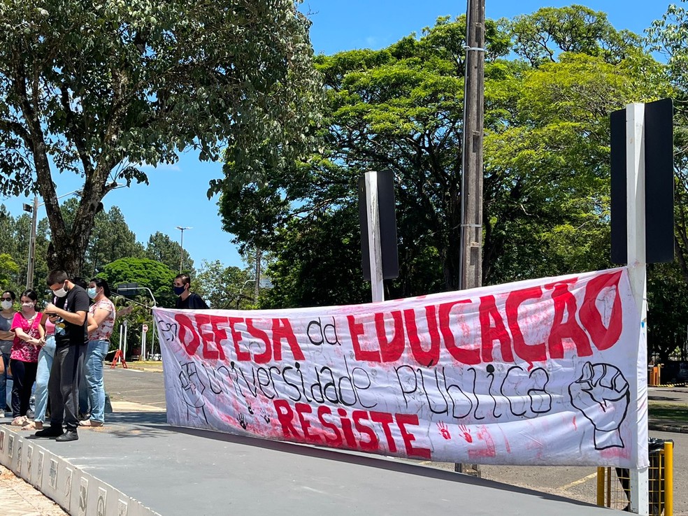Estudantes e pesquisadores da Unesp de Botucatu protestam contra suspensão de bolsas da Capes — Foto: Adriano Baracho/TV TEM