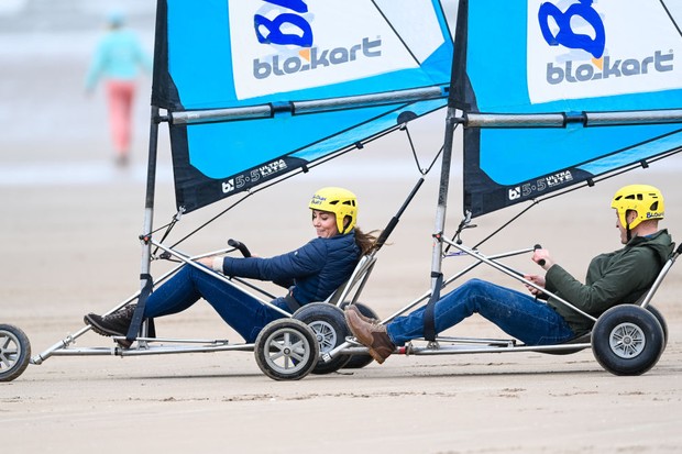 ST ANDREWS, SCOTLAND - MAY 26: Prince William, Duke of Cambridge and Catherine, Duchess of Cambridge join Fife Young Carers for a session of land yachting on West Sands beach at St Andrews, hosted by local company Blown Away on May 26, 2021 in St Andrews, (Foto: WireImage)