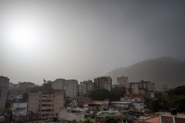 BBC - A poeira africana deixou a capital venezuelana Caracas com baixa visibilidade (Foto: EPA via BBC)