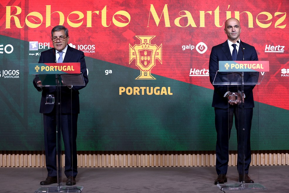 Martínez ao lado de Fernando Gomes: espanhol estava no comando da seleção da Bélgica — Foto: Reuters