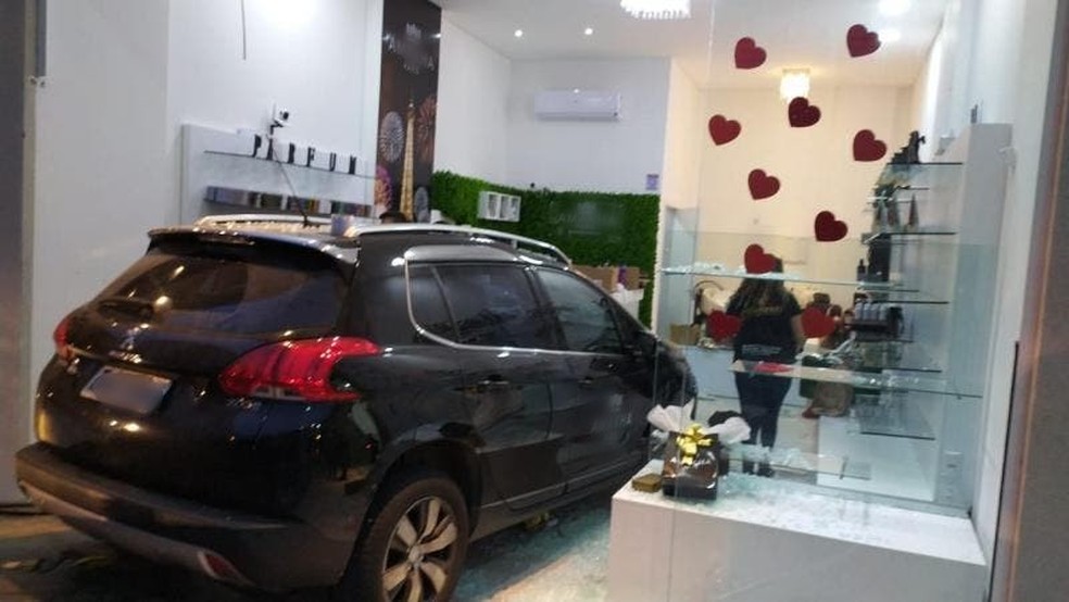 Homem invadiu loja onde ex-mulher trabalha de carro em Balneário Camboriú  — Foto: PM/NSC Reprodução 
