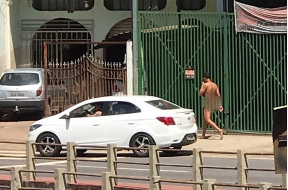 Homem tenta roubar carro e sai andando nu por Avenida de Itabira — Foto: Thiago Jacques/DeFato Online