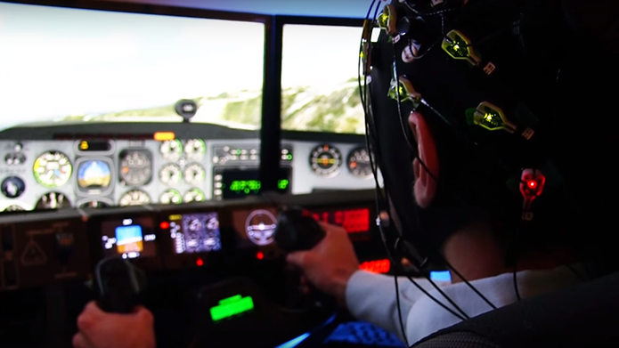 Pilotos novatos que receberam estímulo nervoso aprenderam mais rápido (Foto: Divulgação/HRL Laboratories)