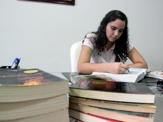 Malu mantém foco nos estudos para realizar sonho de se tornar diplomata (Foto: Jamile Alves/G1 AM) Malu mantém foco nos estudos para realizar sonho de se tornar diplomata (Foto: Jamile Alves/G1 AM)