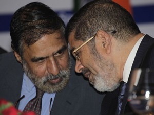 Presidente egípcio Mohamed Mursi fala com ministro indiano durante encontro em Nova Délhi (Foto: Reuters)