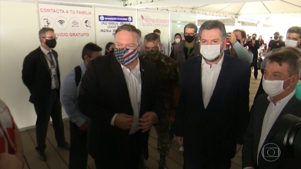 Ministro das Relações Exteriores, Ernesto Araújo, e o secretário de Estado dos Estados Unidos, Mike Pompeo, durante visita a Roraima, no fim de setembro de 2020 — Foto: Reprodução/TV Globo