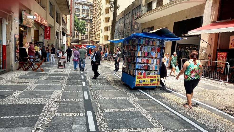 Calçadões pintados com sinalização de estacionamento.  — Foto: Divulgação/ Redes Sociais 