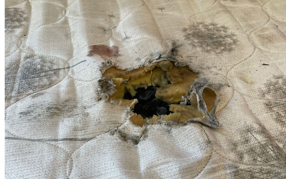 Bomba arremessada atingiu colchão em que menina de 4 anos dormia em Barretos; criança morreu — Foto: Murilo Badessa/EPTV