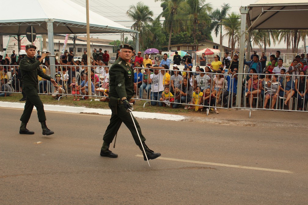 Militar marcha segurando espada durante desfile em Porto Velho. (Foto: Pedro Bentes/G1)