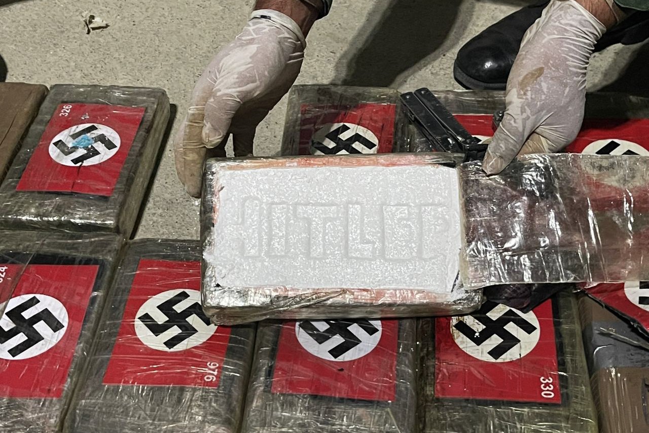 Peru apreende 58 kg de cocaína com símbolos nazistas que iriam para a Bélgica — Foto: Peruvian National Police / AFP