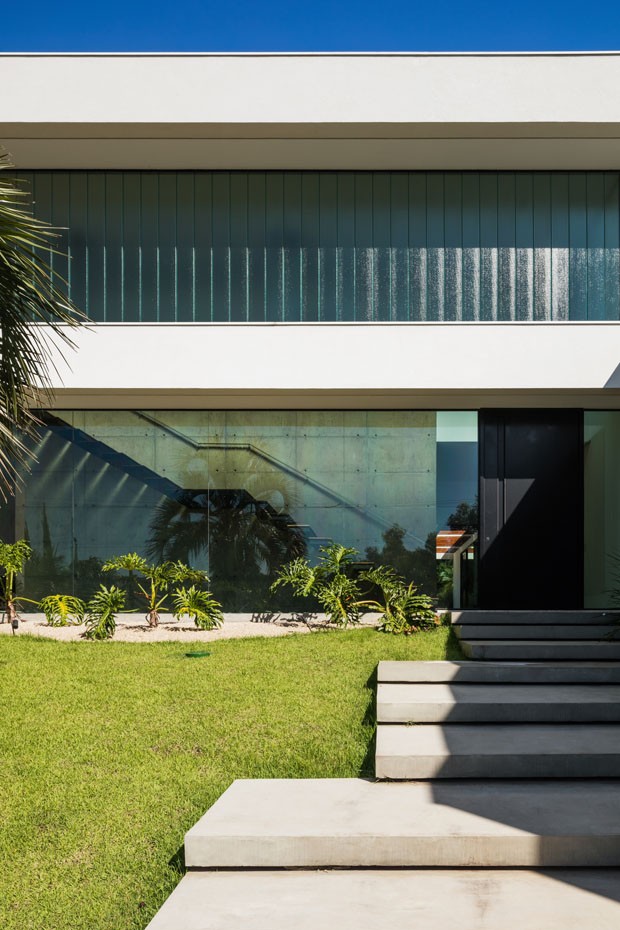 Linhas retas e formas minimalistas em casa cercada pela paisagem (Foto: Nelson Kon)