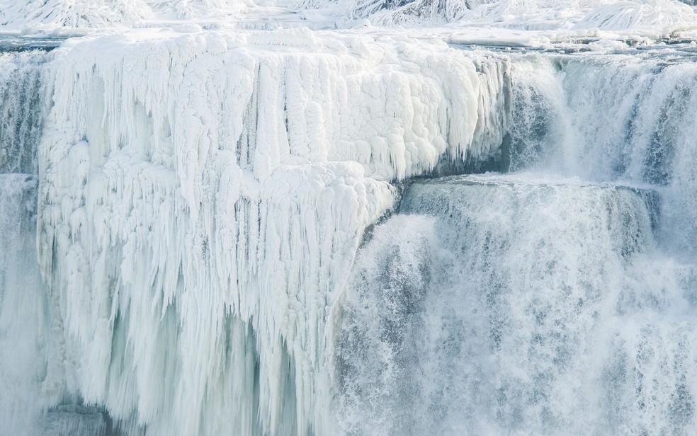 Até as Cataratas do Niagra congelaram (Foto: Geoff Robins/AFP)