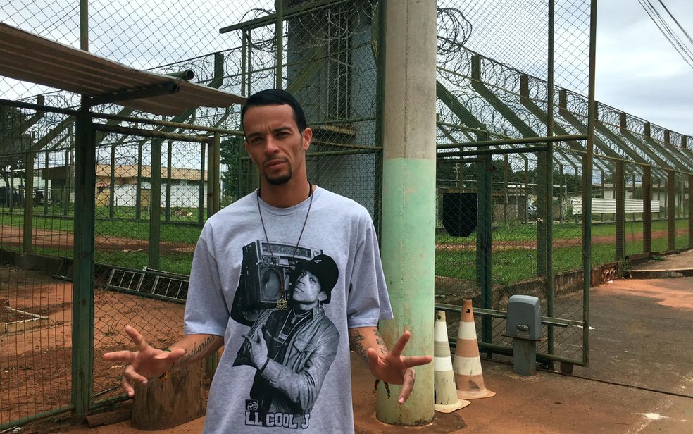 Emerson Franco, de 27 anos, faz palestras de conscietização no Distrito Federal com experiências pessoais no mundo do crime — Foto: Luiza Garonce/G1 DF