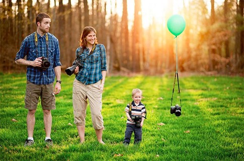 Usar um hobby da família para espalhar a notícia também pode ser divertido. Aqui, cada um posa com a sua câmera fotográfia. A do novo bebê está suspensa por um balão (Foto: Reprodução/Pinterest)