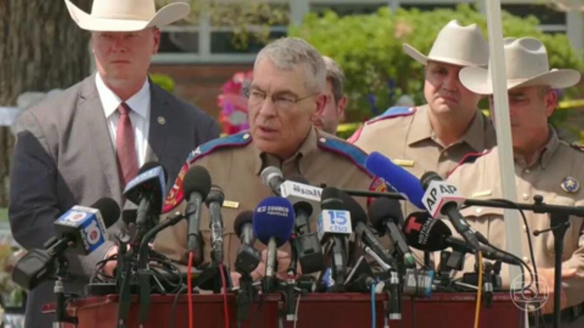 Polícia do Texas reconhece erro por demorar a agir para confrontar atirador que matou 21 em escola