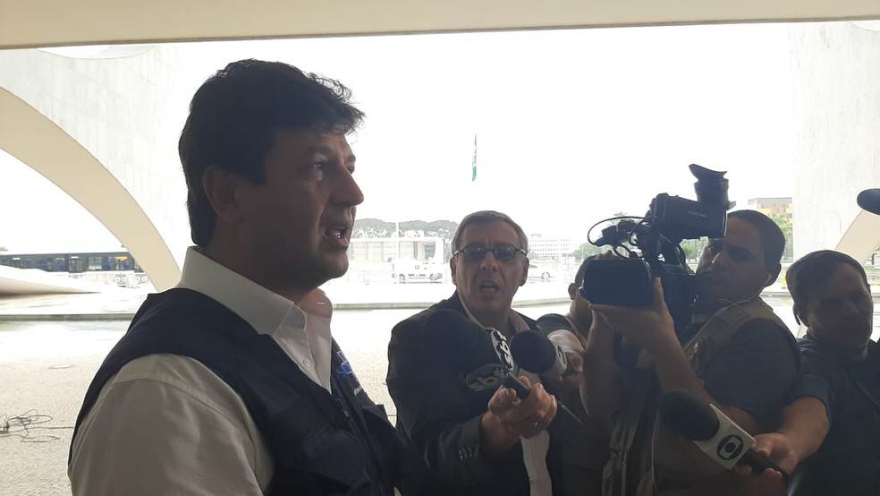 O ministro da Saúde, Luiz Henrique Mandetta, falou com jornalistas após reuniões no Palácio do Planalto — Foto: Guilherme Mazui/G1