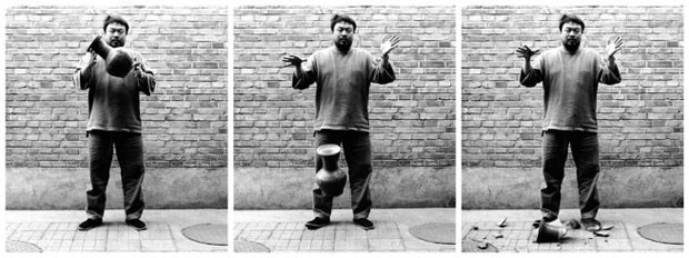 Derrubando uma urna da dinastia Han, 1995 (Foto: Ai Weiwei)