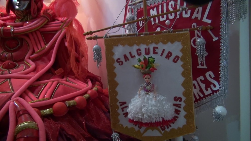 Detalhe de estandarte na sala onde as baianas se concentram na quadra do Salgueiro â Foto: Cristina Boeckel/ G1